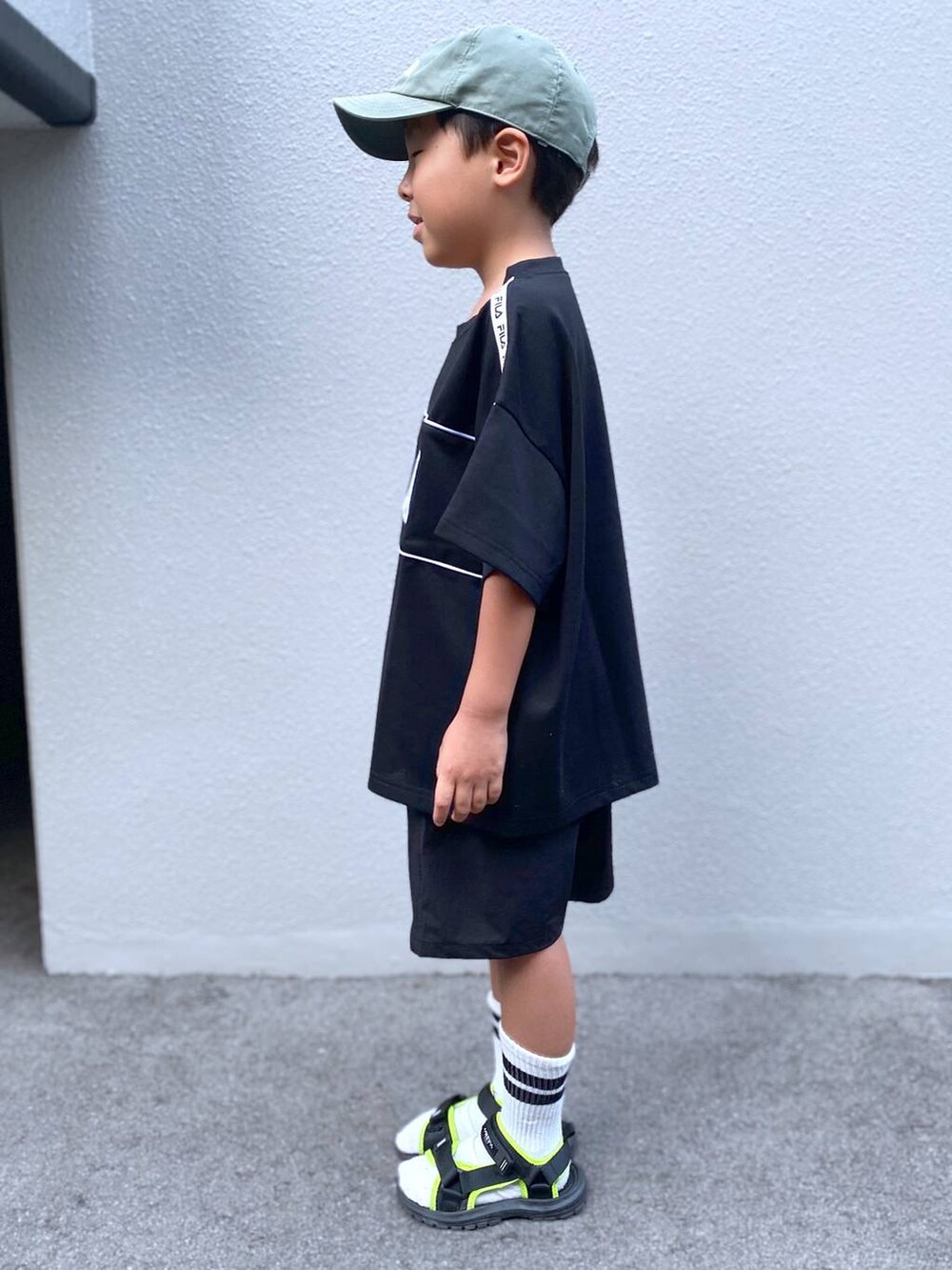 ブラック系のその他パンツ、ブラック系のTシャツ/カットソー、グリーン系のキャップを着用したキッズの夏コーディネートの3枚目の写真