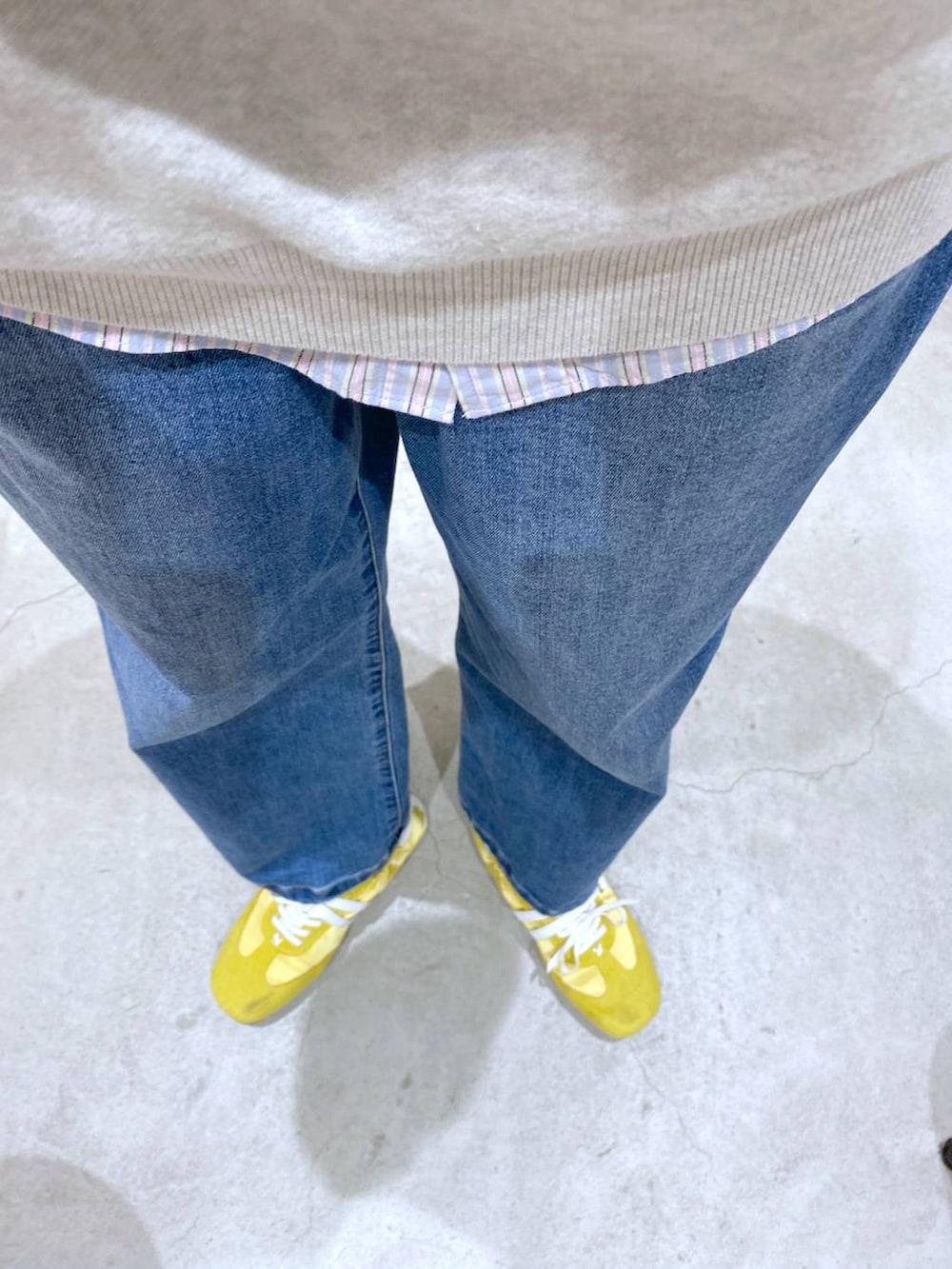 ブルー系のデニムパンツ、ブルー系のシャツ/ブラウス、グリーン系のキャップを着用したレディースの春コーディネートの3枚目の写真