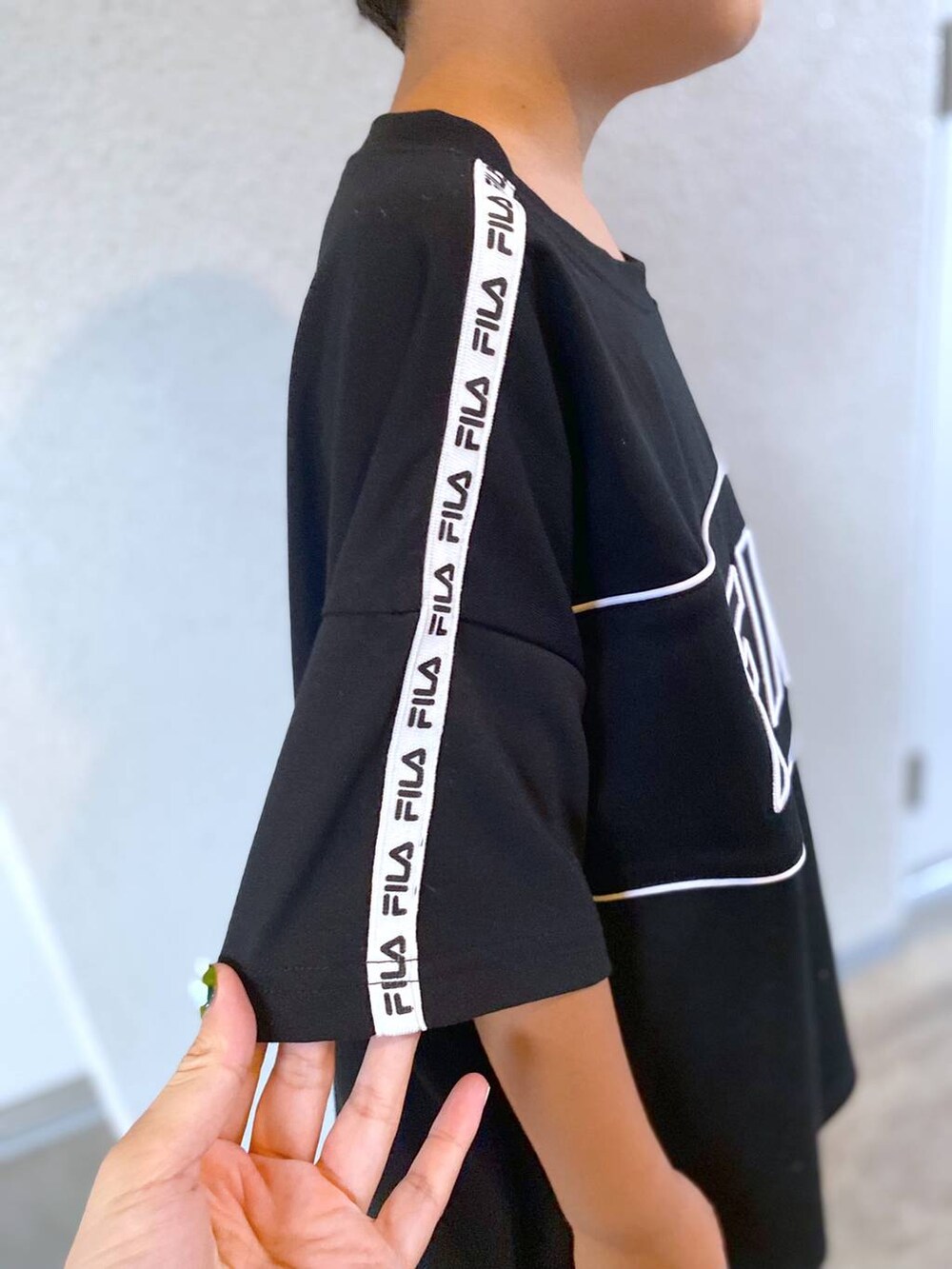 ブラック系のその他パンツ、ブラック系のTシャツ/カットソー、グリーン系のキャップを着用したキッズの夏コーディネートの6枚目の写真