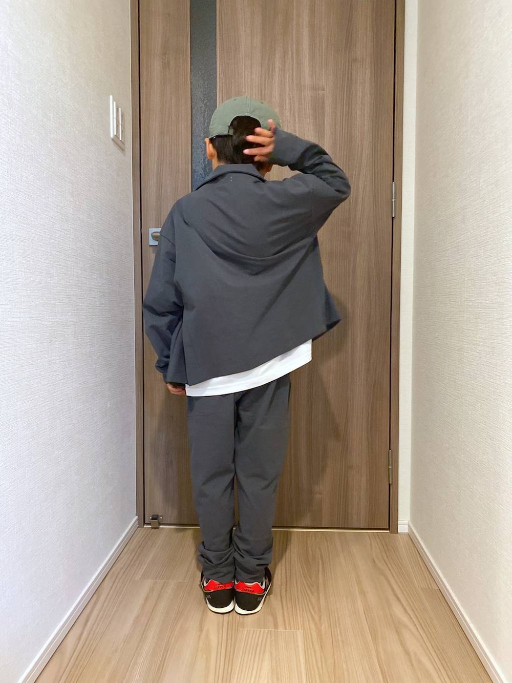 グレー系のブルゾン、ホワイト系のTシャツ/カットソー、グレー系のその他パンツを着用したキッズの秋コーディネートの4枚目の写真