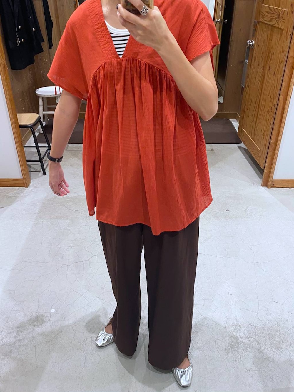 ブラウン系のシャツ/ブラウス、ブラウン系のその他パンツを着用したレディースの秋コーディネートの4枚目の写真