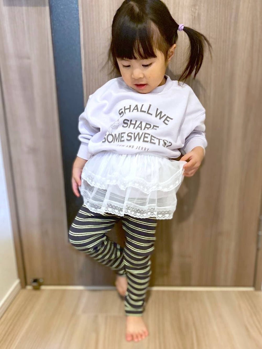 イエロー系のその他パンツ、ピンク系のスウェットを着用したキッズの春コーディネートの2枚目の写真