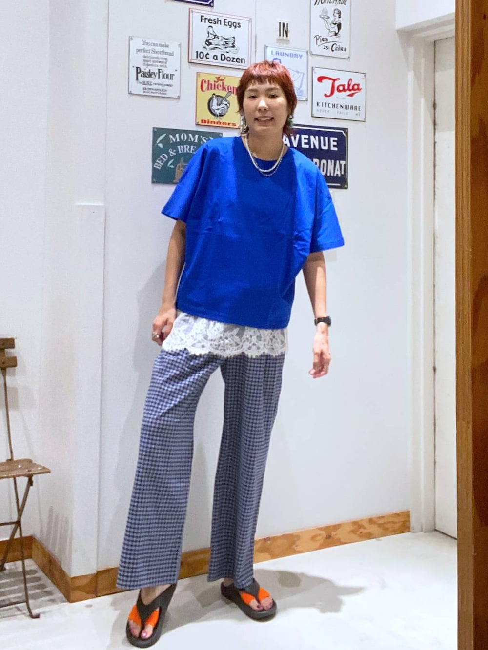ブルー系のTシャツ/カットソー、ホワイト系のキャミソール、ブルー系のその他パンツを着用したレディースの夏コーディネートの3枚目の写真