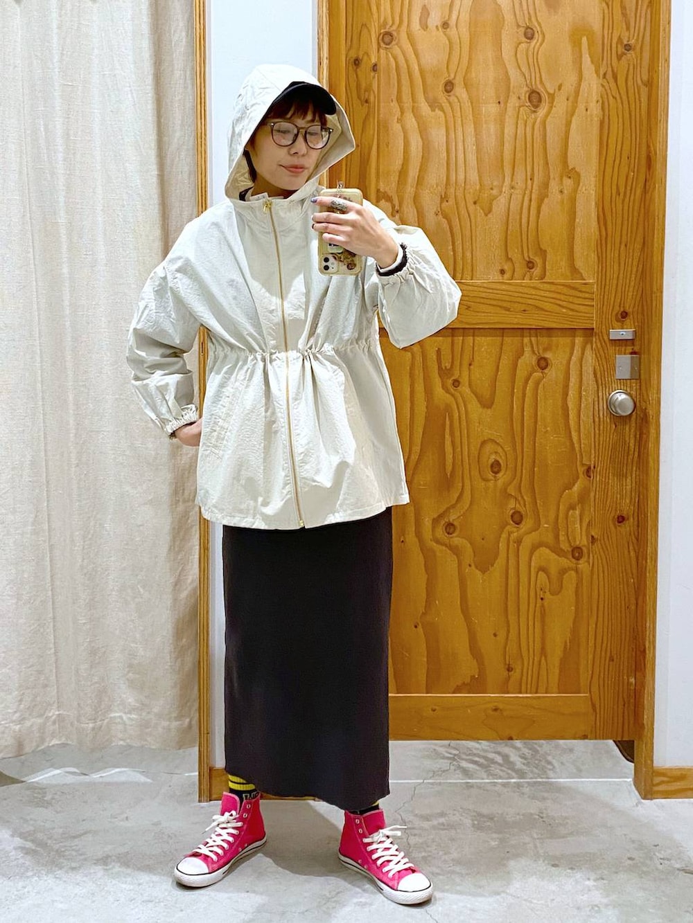 ブラック系のバックパック/リュック、イエロー系のショルダーバッグ、グレー系のワンピースを着用したレディースの春コーディネートの2枚目の写真