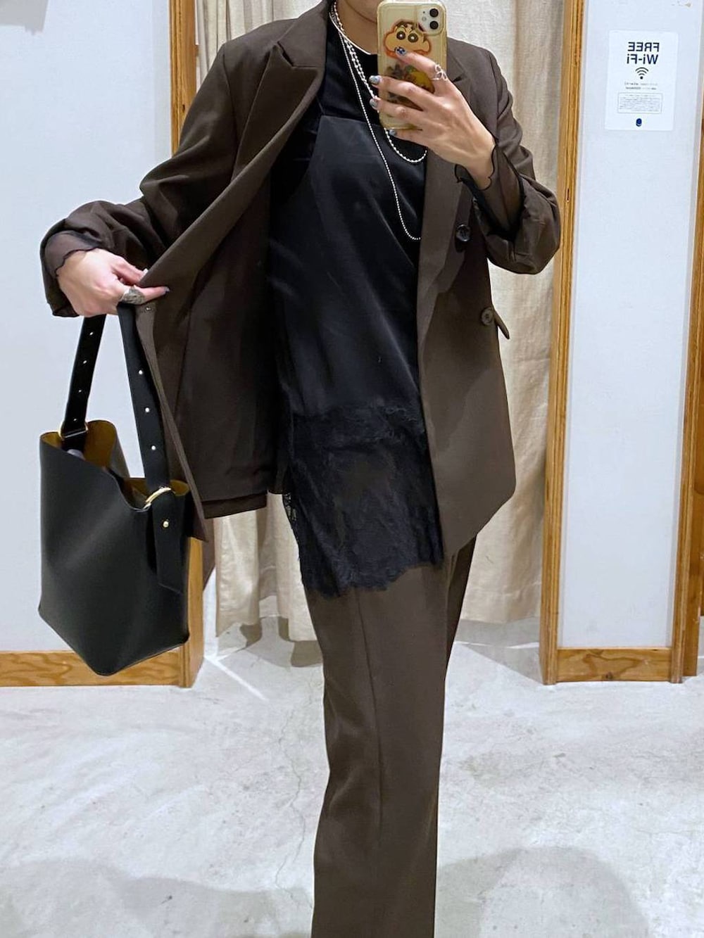 ブラック系のローファー、ブラック系のショルダーバッグ、ブラック系のTシャツ/カットソーを着用したレディースの冬コーディネートの2枚目の写真