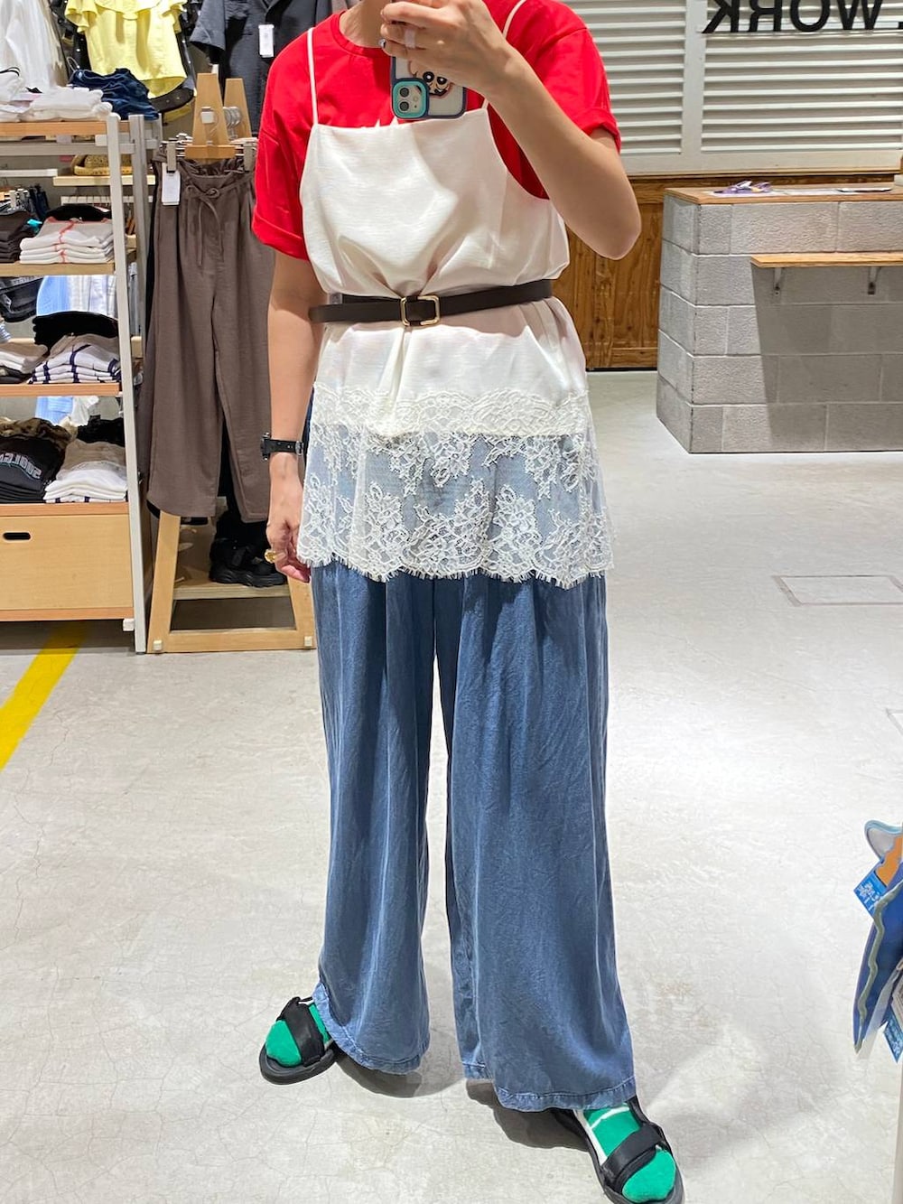 レッド系のTシャツ/カットソー、ホワイト系のキャミソール、ブルー系のデニムパンツを着用したレディースの夏コーディネートの2枚目の写真