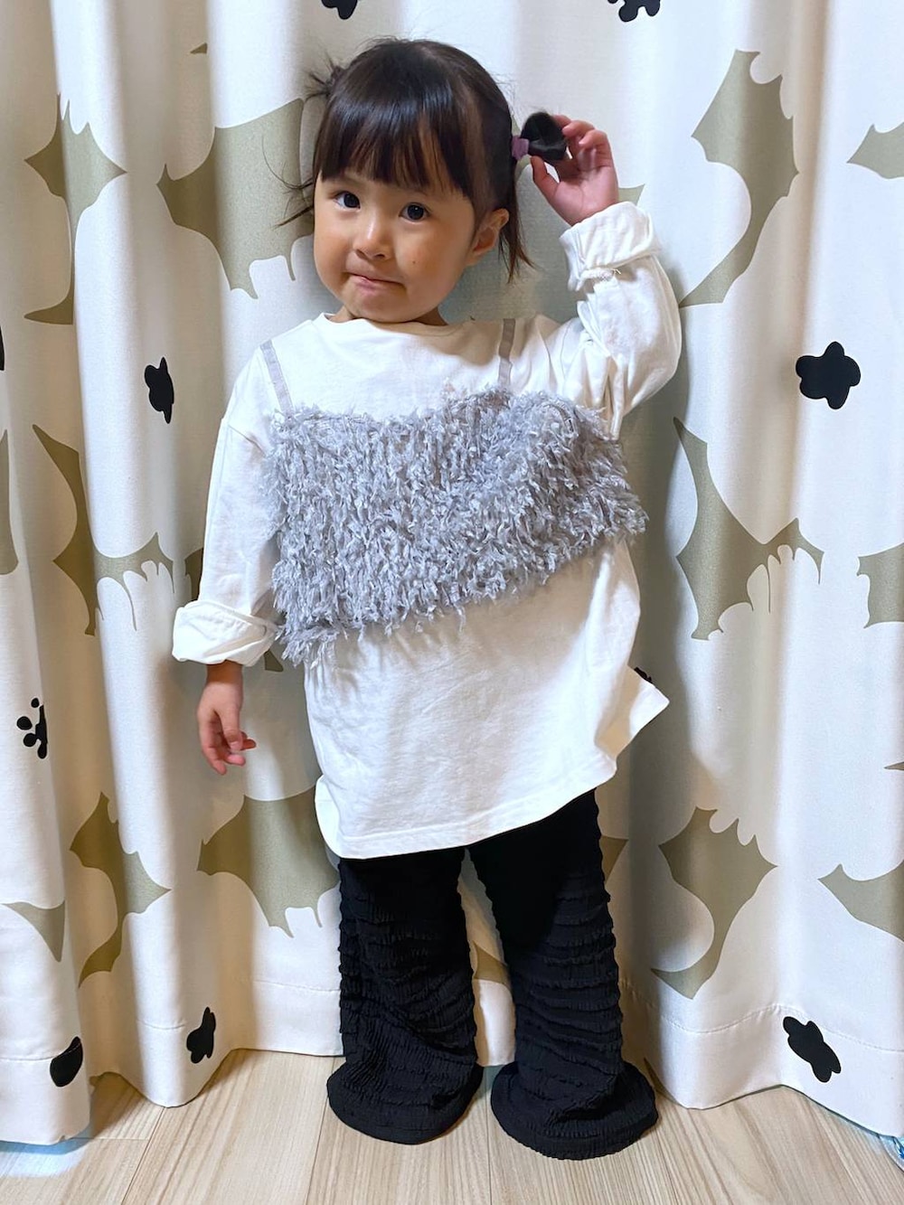 ブラック系のその他パンツを着用したキッズの春コーディネートの2枚目の写真