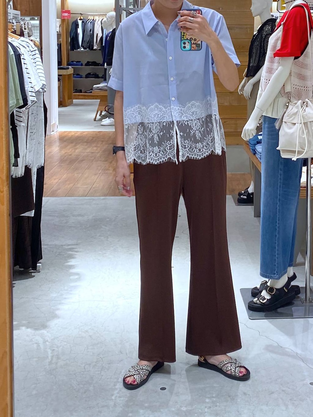 ブラック系のサンダル、ブルー系のシャツ/ブラウス、ブラウン系のその他パンツを着用したレディースの夏コーディネートの2枚目の写真