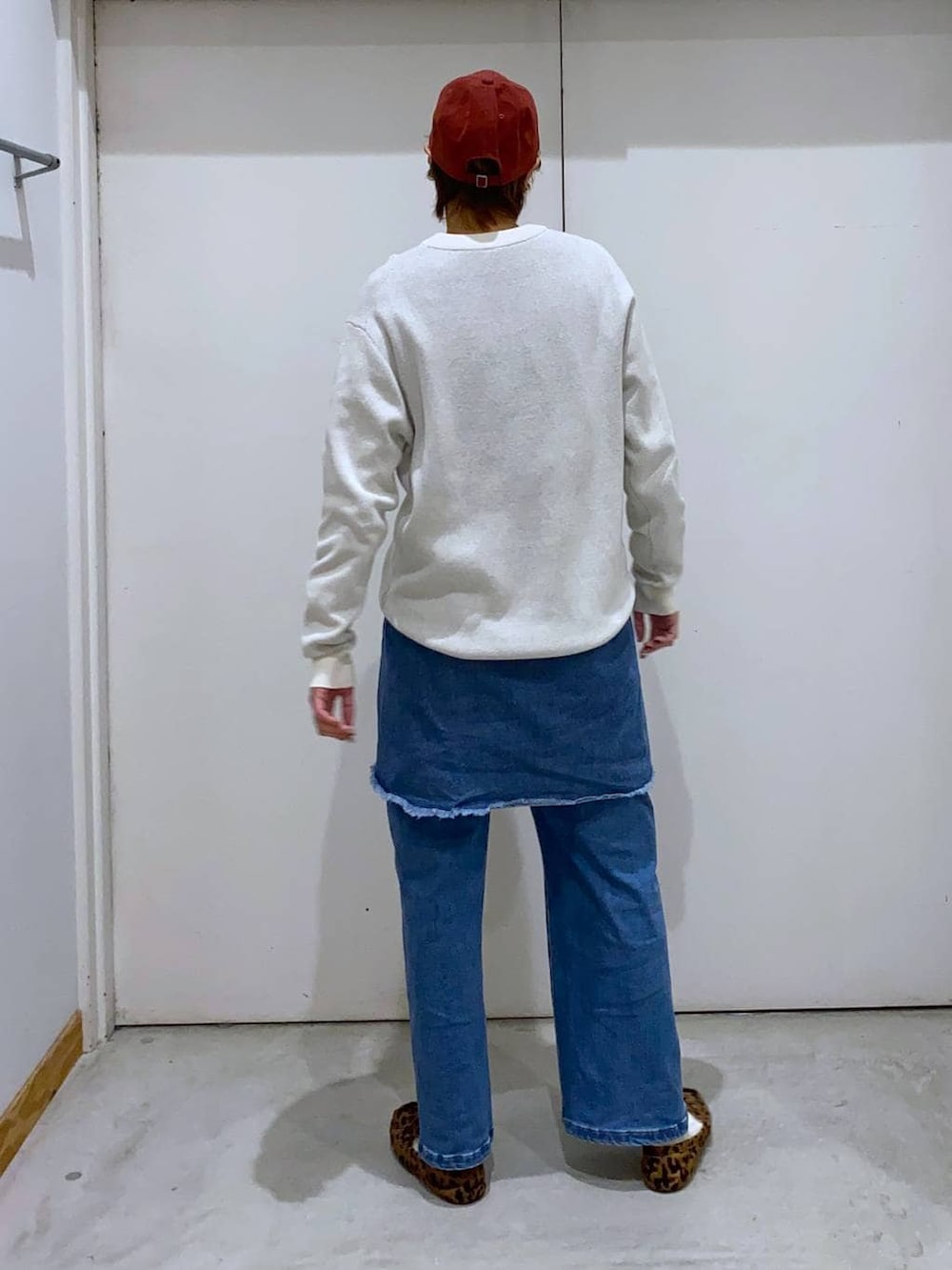 ブルー系のデニムパンツ、ブルー系のシャツ/ブラウス、ホワイト系のニット/セーターを着用したレディースの春コーディネートの3枚目の写真