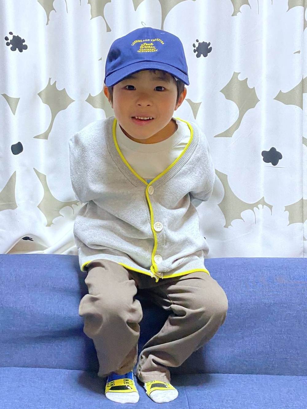 ブラウン系のデニムパンツ、グレー系のTシャツ/カットソー、グレー系のニット/セーターを着用したキッズの冬コーディネートの5枚目の写真