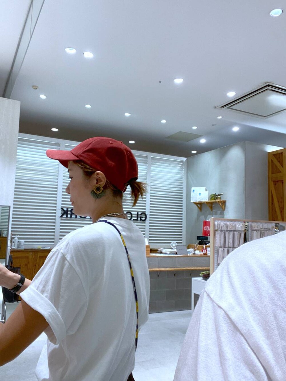 ホワイト系のTシャツ/カットソー、ブラウン系のその他パンツ、レッド系のキャップを着用したレディースの夏コーディネートの2枚目の写真