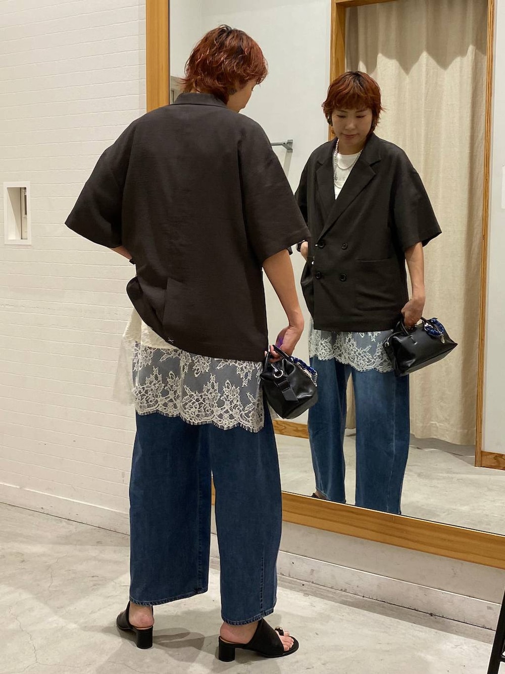 ブルー系のデニムパンツ、グレー系のテーラードジャケット、ホワイト系のTシャツ/カットソーを着用したレディースの夏コーディネートの3枚目の写真