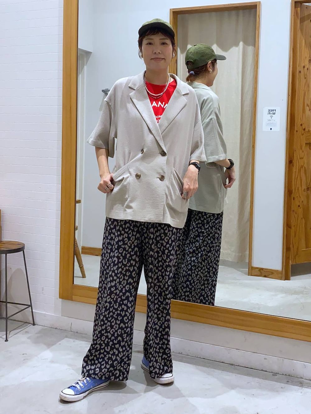 ブラウン系のその他パンツ、ベージュ系のテーラードジャケット、その他のその他パンツを着用したレディースの夏コーディネートの3枚目の写真