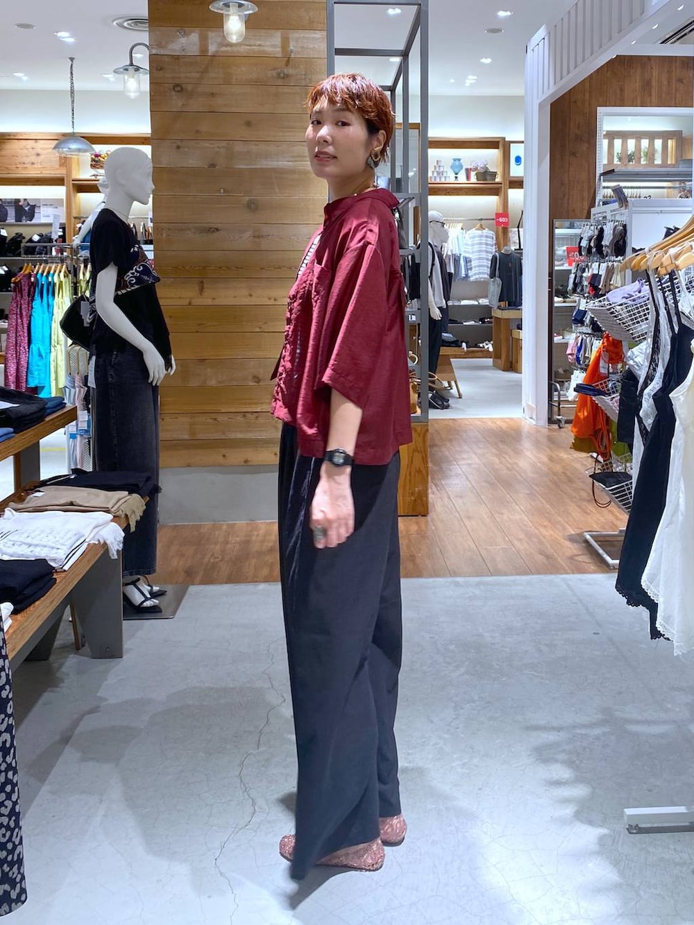 グレー系のその他パンツ、レッド系のシャツ/ブラウスを着用したレディースの夏コーディネートの2枚目の写真