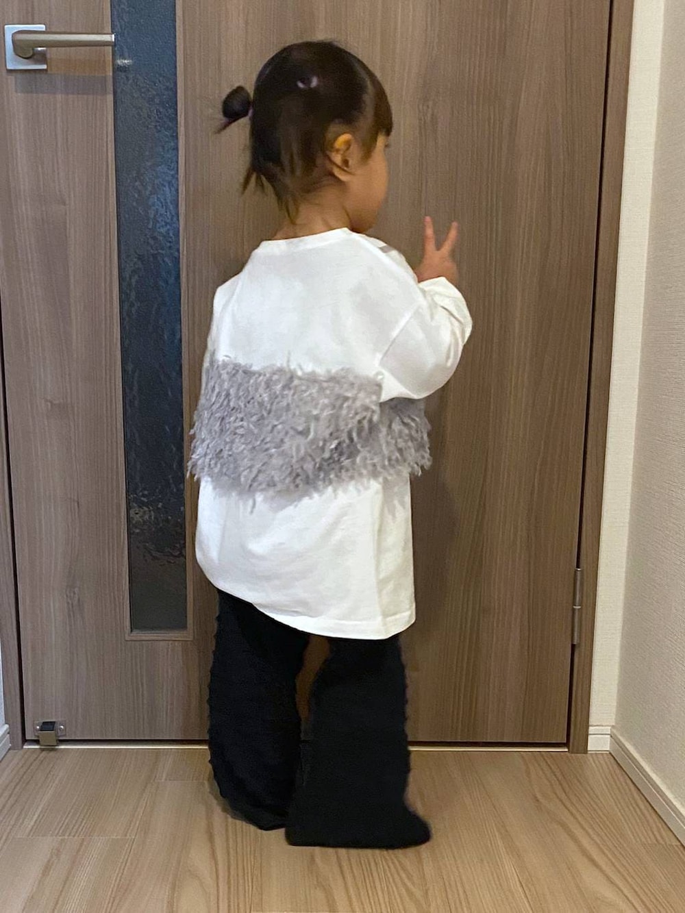 ブラック系のその他パンツを着用したキッズの春コーディネートの3枚目の写真