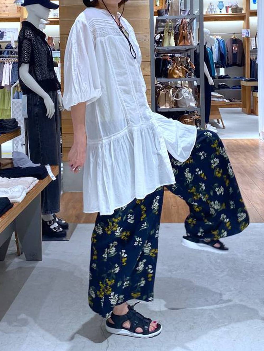 ブラック系のバックパック/リュック、ホワイト系のその他トップス、ブルー系のその他パンツを着用したレディースの夏コーディネートの6枚目の写真