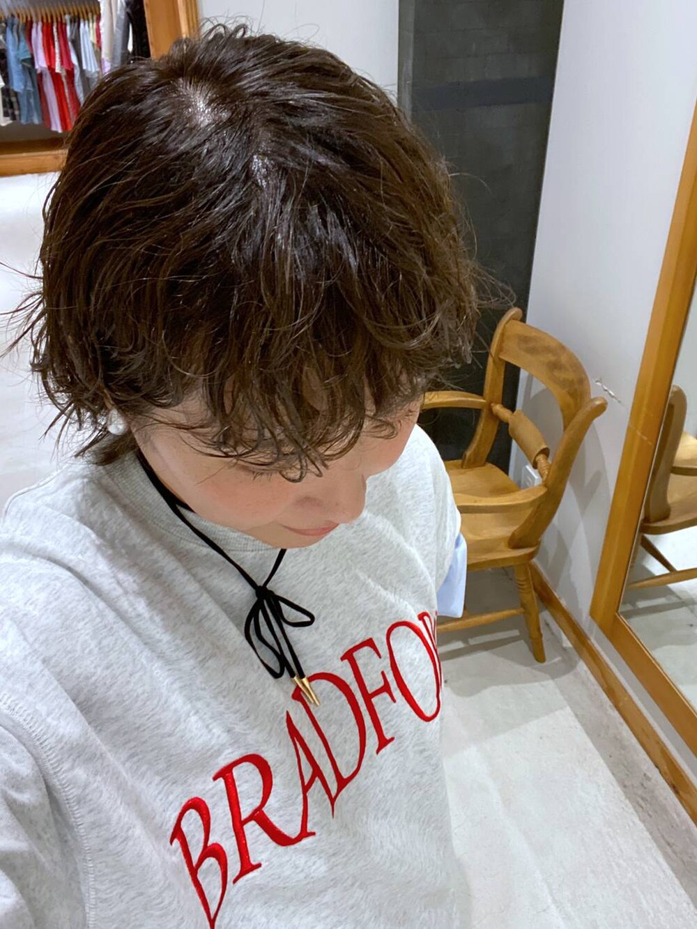 ブラウン系のその他パンツ、グレー系のシャツ/ブラウス、レッド系のキャップを着用したレディースの秋コーディネートの3枚目の写真