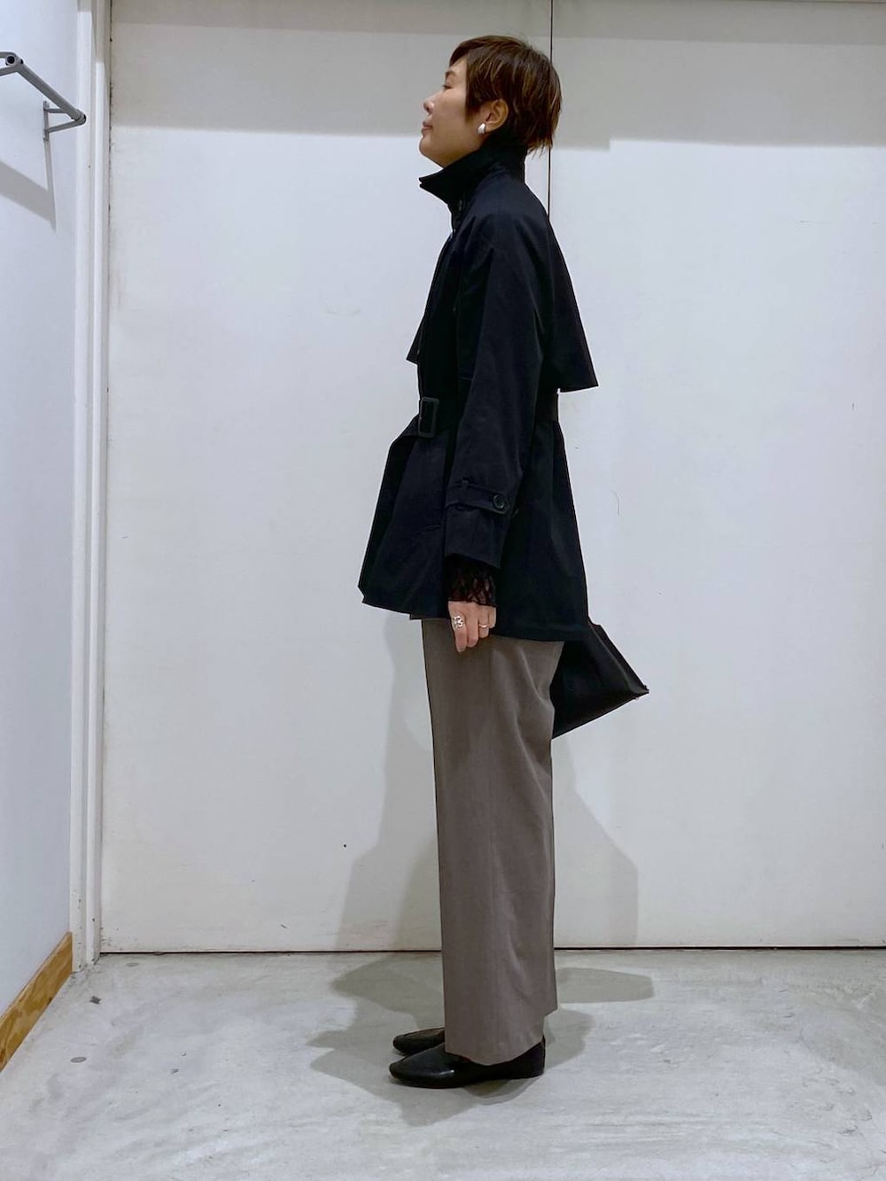 ブラック系のその他シューズ、ブラック系のTシャツ/カットソー、ブラウン系のスラックスを着用したレディースの春コーディネートの3枚目の写真