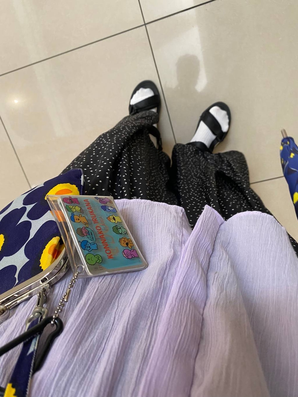 ブラック系のその他パンツ、パープル系のシャツ/ブラウスを着用したレディースの夏コーディネートの3枚目の写真