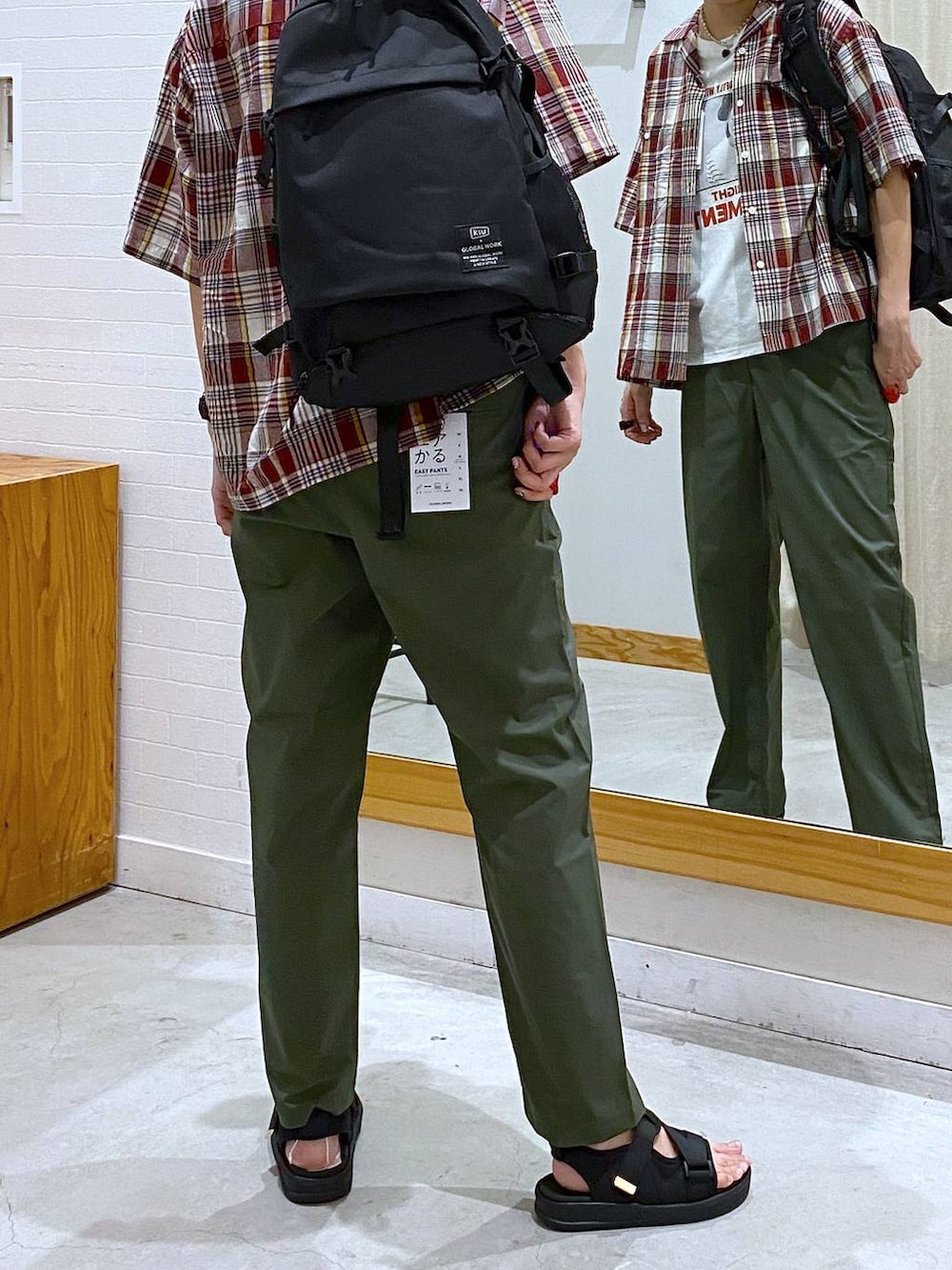 グリーン系のその他パンツ、ホワイト系のTシャツ/カットソー、レッド系のシャツ/ブラウスを着用したレディースの夏コーディネートの3枚目の写真