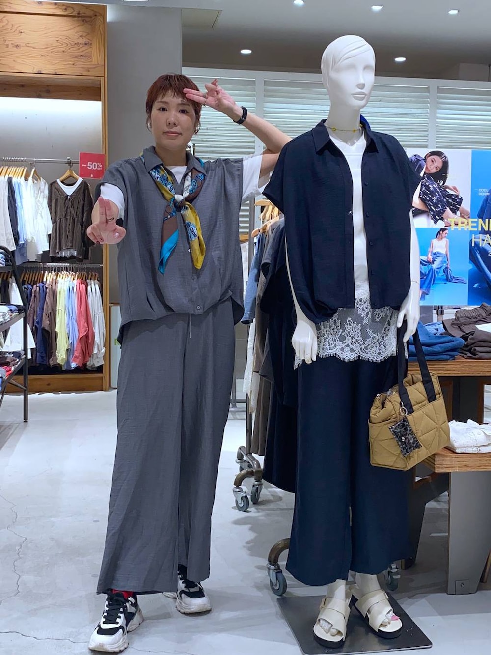 ホワイト系のTシャツ/カットソー、ブラウン系のサンダル、グレー系のその他パンツを着用したレディースの夏コーディネートの2枚目の写真