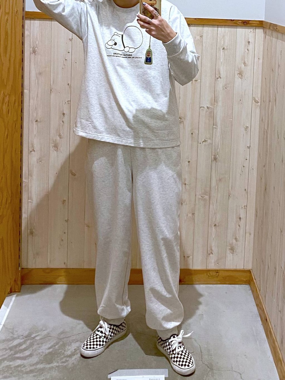 シルバー系のパンプス、レッド系のボストンバッグ、ブルー系のシャツ/ブラウスを着用したレディースの春コーディネートの2枚目の写真