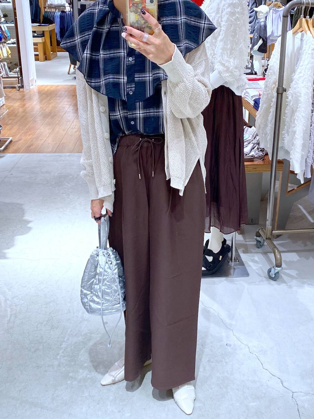 ホワイト系のパンプス、ブラウン系のその他パンツ、ブラック系のシャツ/ブラウスを着用したレディースの秋コーディネートの2枚目の写真