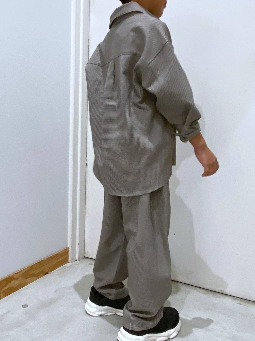 ブラウン系のその他パンツ、ブラウン系のシャツ/ブラウス、ブラック系のスニーカーを着用したキッズの秋コーディネートの3枚目の写真