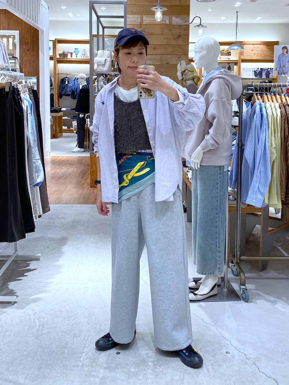 ブルー系のシャツ/ブラウス、グレー系のスウェットパンツ、グレー系のベストを着用したレディースの春コーディネートの3枚目の写真