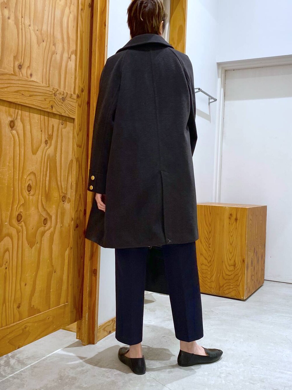 ブラック系のその他シューズ、ブラック系のチェスターコート、ブルー系のその他パンツを着用したレディースの冬コーディネートの3枚目の写真