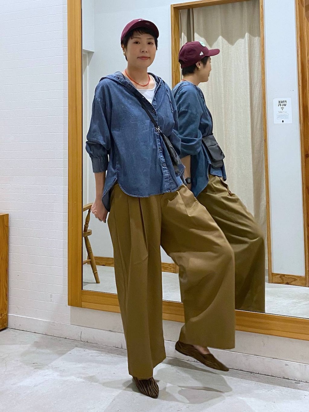 ブルー系のシャツ/ブラウス、その他のパンプス、グレー系のタンクトップを着用したレディースの夏コーディネートの3枚目の写真