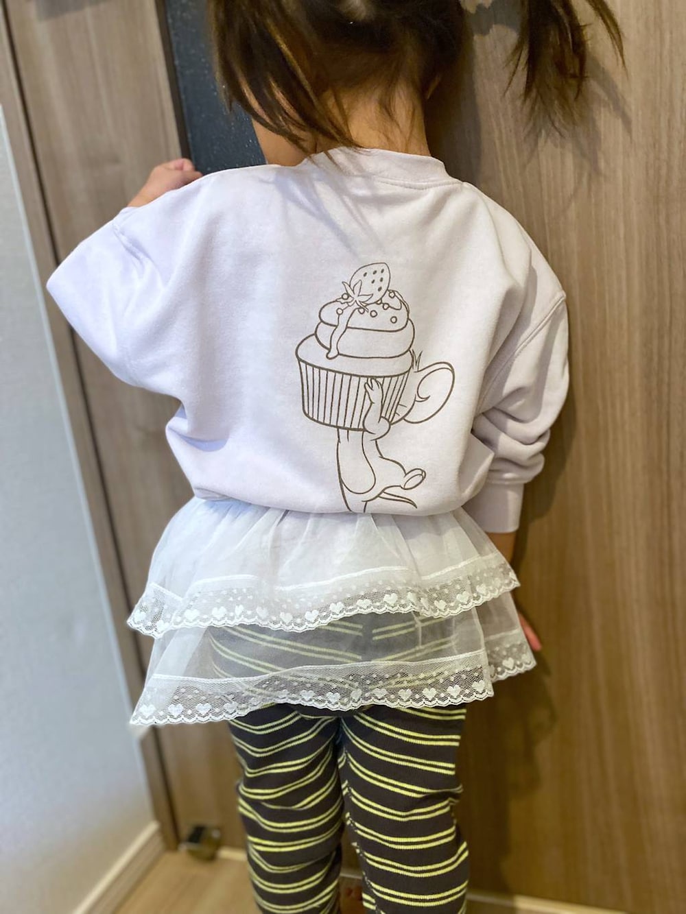 イエロー系のその他パンツ、ピンク系のスウェットを着用したキッズの春コーディネートの4枚目の写真