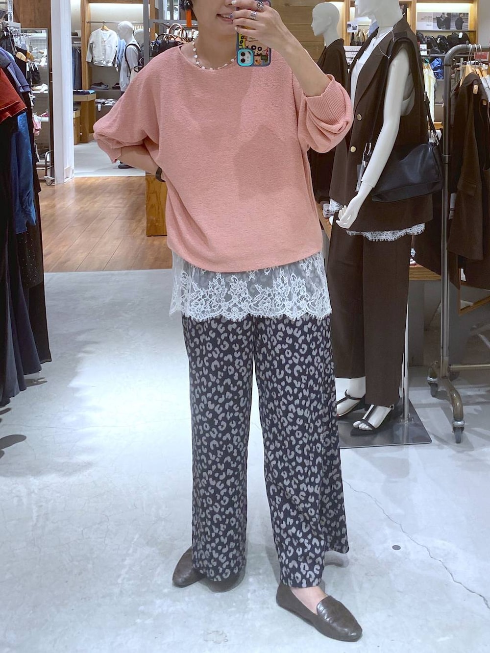 ピンク系のニット/セーター、その他のその他パンツ、ホワイト系のキャミソールを着用したレディースの夏コーディネートの2枚目の写真