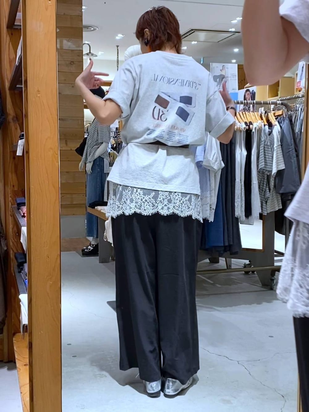 グレー系のその他パンツ、ホワイト系のキャミソール、グレー系のTシャツ/カットソーを着用したレディースの夏コーディネートの3枚目の写真