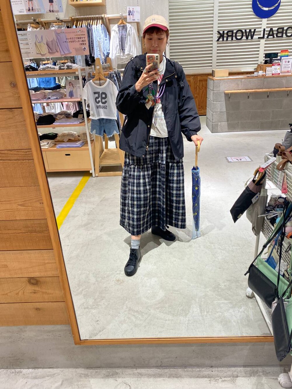 ブラック系のマウンテンパーカー、ブルー系のTシャツ/カットソー、グレー系のTシャツ/カットソーを着用したレディースの夏コーディネートの2枚目の写真