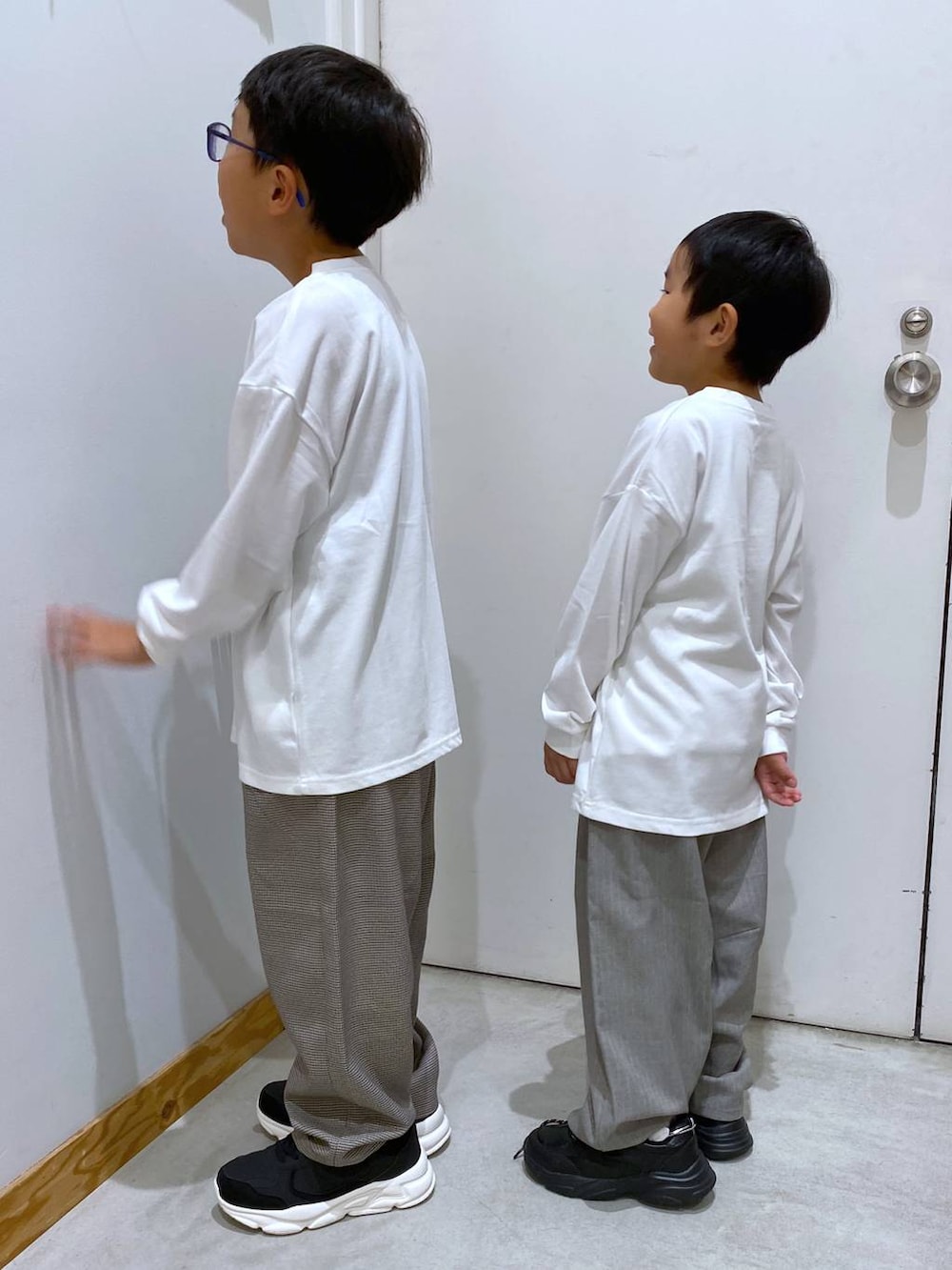 ホワイト系のTシャツ/カットソー、ホワイト系のTシャツ/カットソー、ブラウン系のその他パンツを着用したキッズの秋コーディネートの4枚目の写真