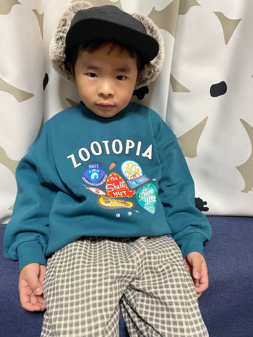 グリーン系のスウェットを着用したキッズの冬コーディネートの5枚目の写真