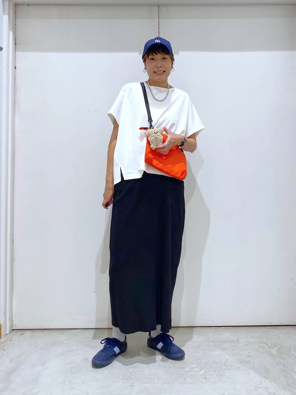 「高身長、ママコーデ、カジュアルコーデ、夏コーデ、楽ちんコーデ、体型カバー、セールコーデ、GLOBAL WORK、Tシャツ、スカート、キャップ、スニーカー、差し色コーデ、個性派、カジュアル」｜「GLOBAL WORKのエアかるクラシックスニーカー/135751（スニーカー、ブルー系）」を使った、osumiさん（レディース・174cm）の春コーディネートの2枚目の写真