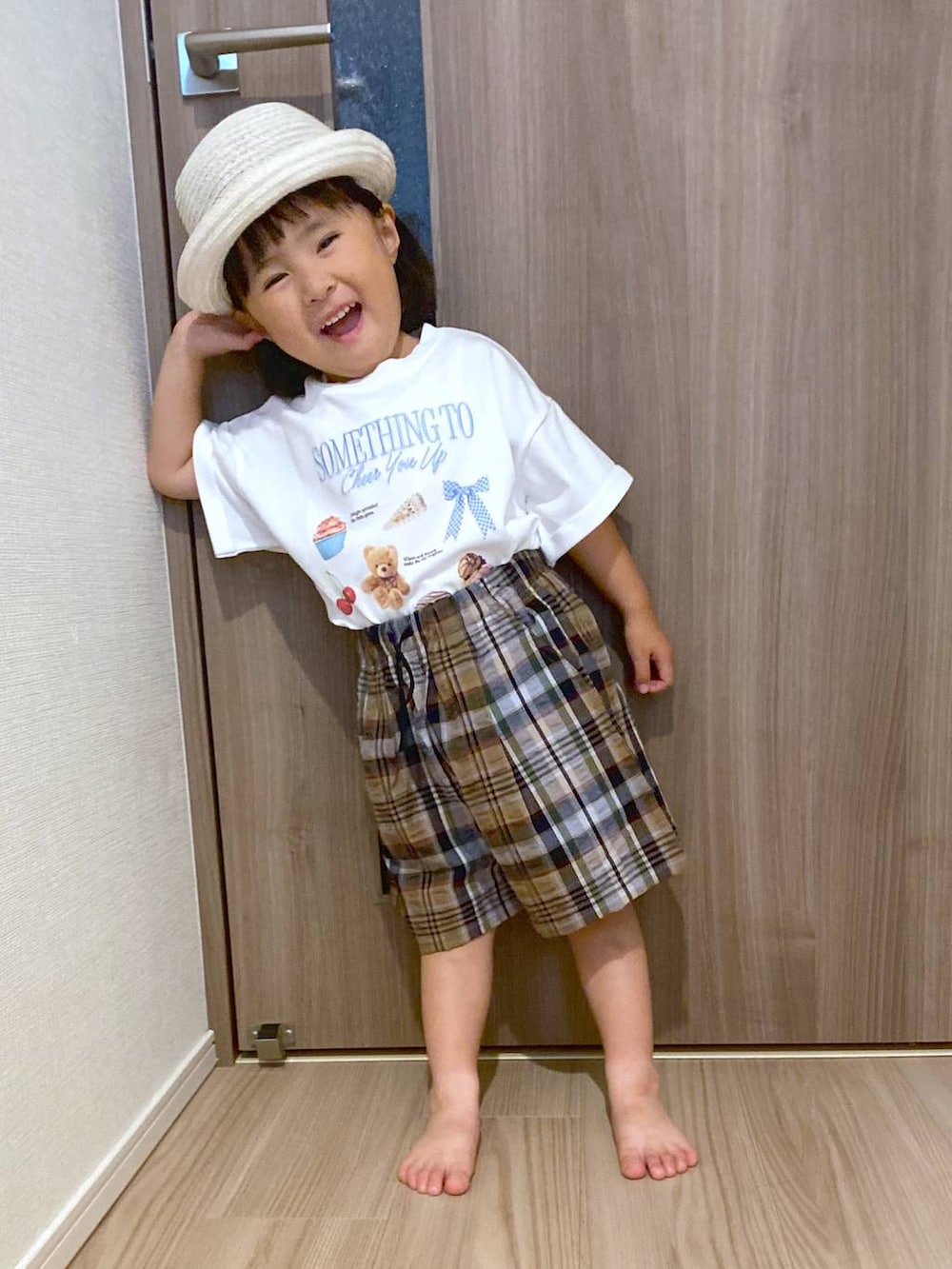 ブラウン系のシャツ/ブラウス、ホワイト系のTシャツ/カットソーを着用したキッズの春コーディネートの6枚目の写真
