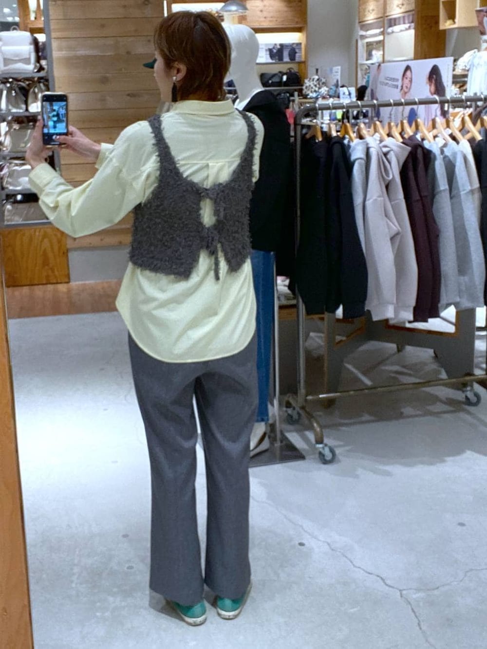 イエロー系のシャツ/ブラウス、グレー系のその他パンツ、グレー系のベストを着用したレディースの冬コーディネートの2枚目の写真