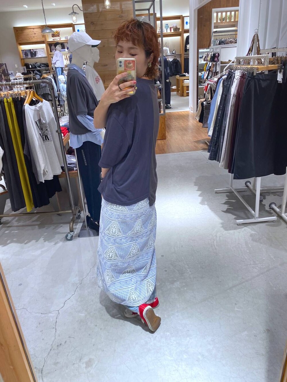 ブルー系のデニムパンツ、グレー系のTシャツ/カットソー、シルバー系のネックレスを着用したレディースの秋コーディネートの2枚目の写真