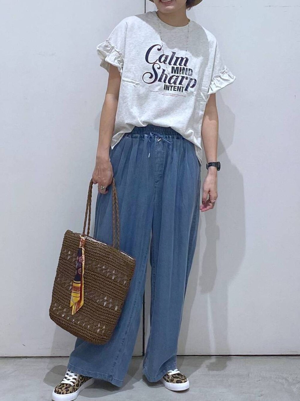 その他のスニーカー、ブルー系のデニムパンツ、ブラウン系のトートバッグを着用したレディースの春コーディネートの5枚目の写真