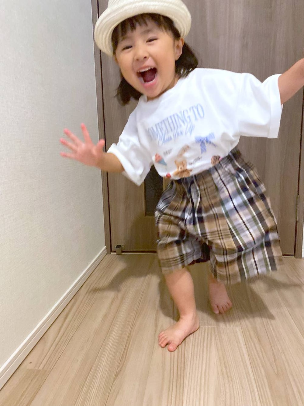 ブラウン系のシャツ/ブラウス、ホワイト系のTシャツ/カットソーを着用したキッズの春コーディネートの7枚目の写真