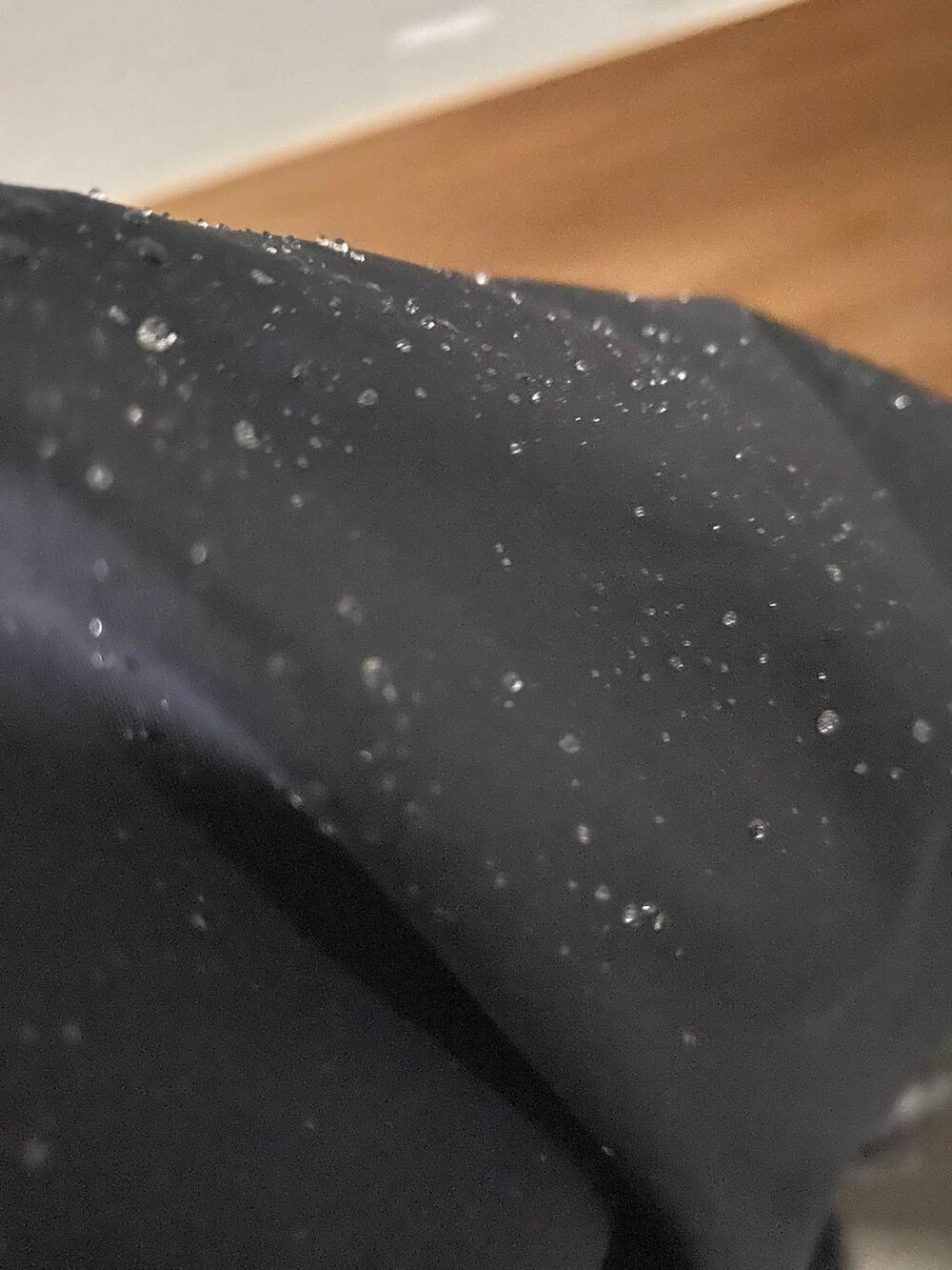 ブラック系のマウンテンパーカー、ブルー系のTシャツ/カットソー、グレー系のTシャツ/カットソーを着用したレディースの夏コーディネートの4枚目の写真