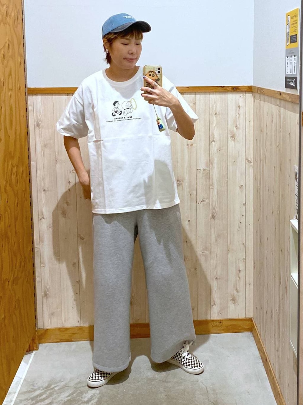 ピンク系のシャツ/ブラウス、グレー系のスウェットパンツ、ホワイト系のキャミソールを着用したレディースの春コーディネートの3枚目の写真