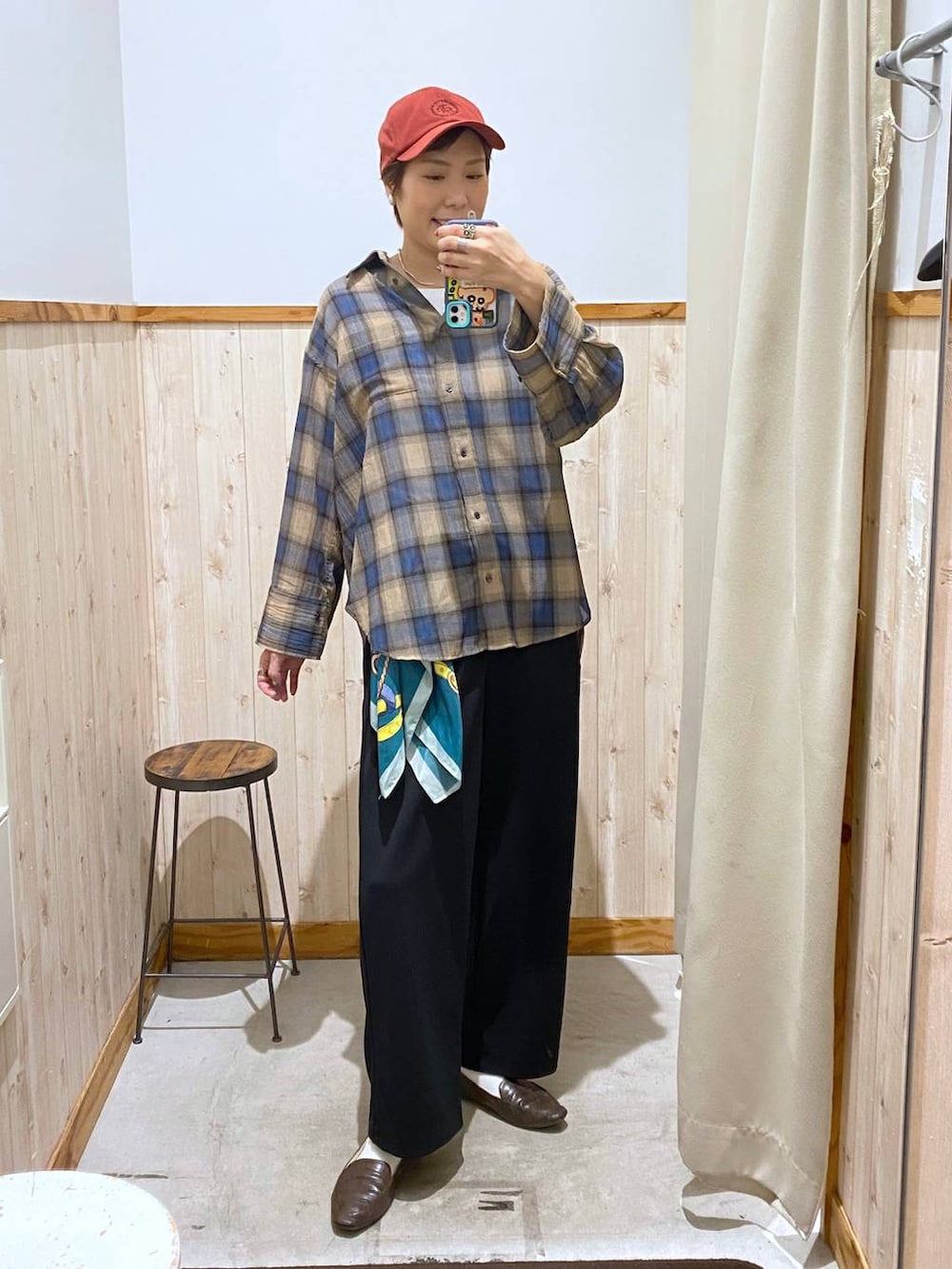ブラック系のその他パンツ、ベージュ系のシャツ/ブラウス、レッド系のキャップを着用したレディースの秋コーディネートの3枚目の写真