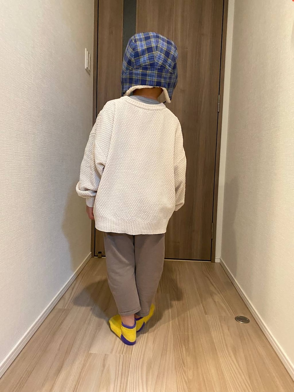 ベージュ系のニット/セーターを着用したキッズの冬コーディネートの4枚目の写真