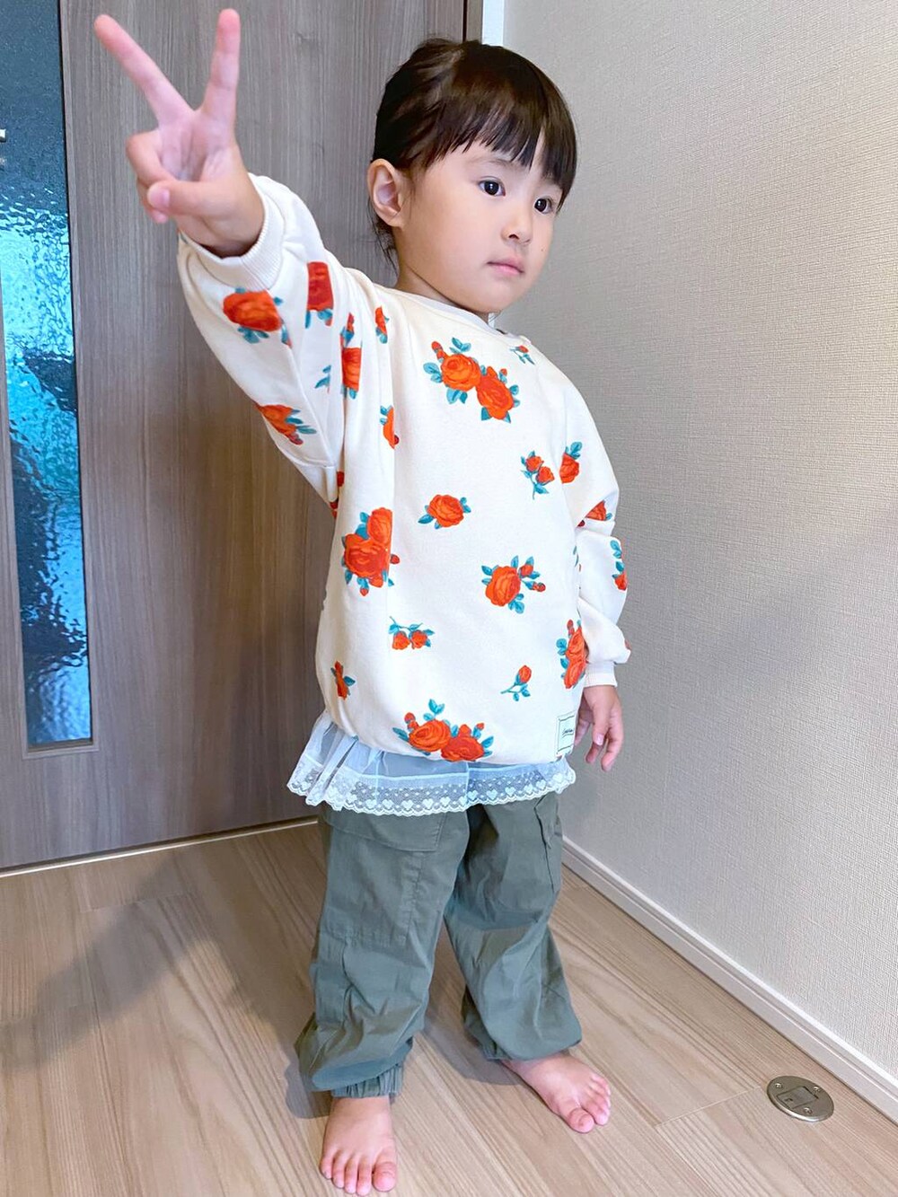 グリーン系のカーゴパンツを着用したキッズの夏コーディネートの2枚目の写真