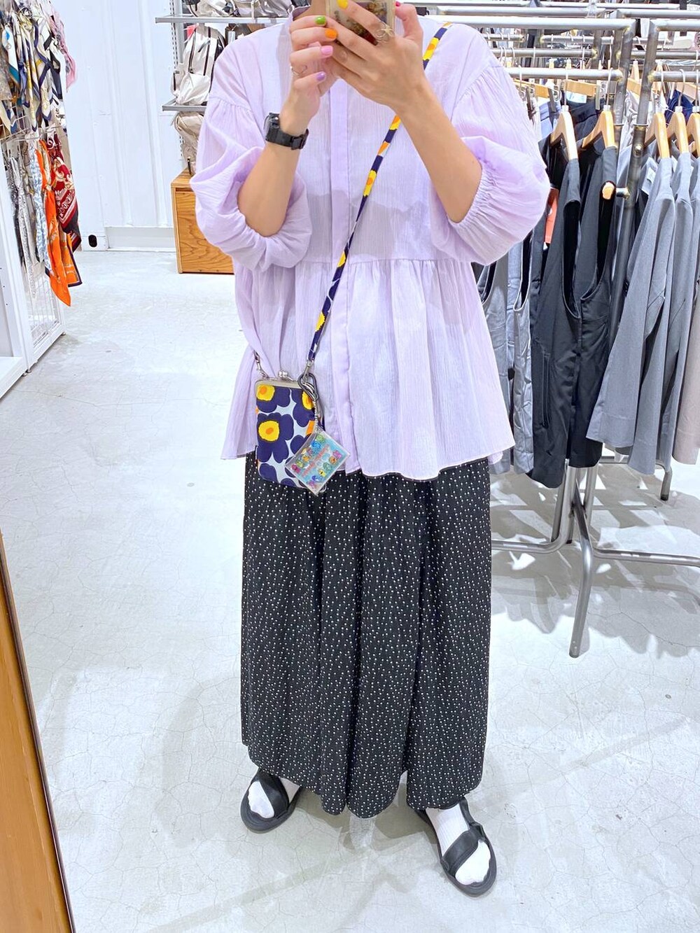 ブラック系のその他パンツ、パープル系のシャツ/ブラウスを着用したレディースの夏コーディネートの2枚目の写真