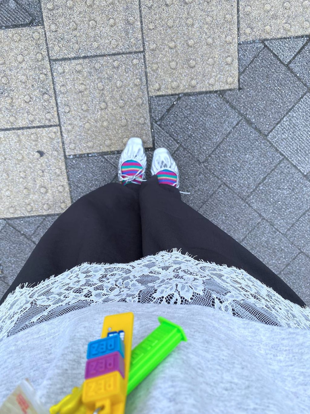 グレー系のその他パンツ、ホワイト系のキャミソール、グレー系のTシャツ/カットソーを着用したレディースの夏コーディネートの4枚目の写真